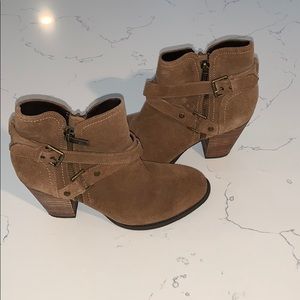 Like new Guess heeled booties